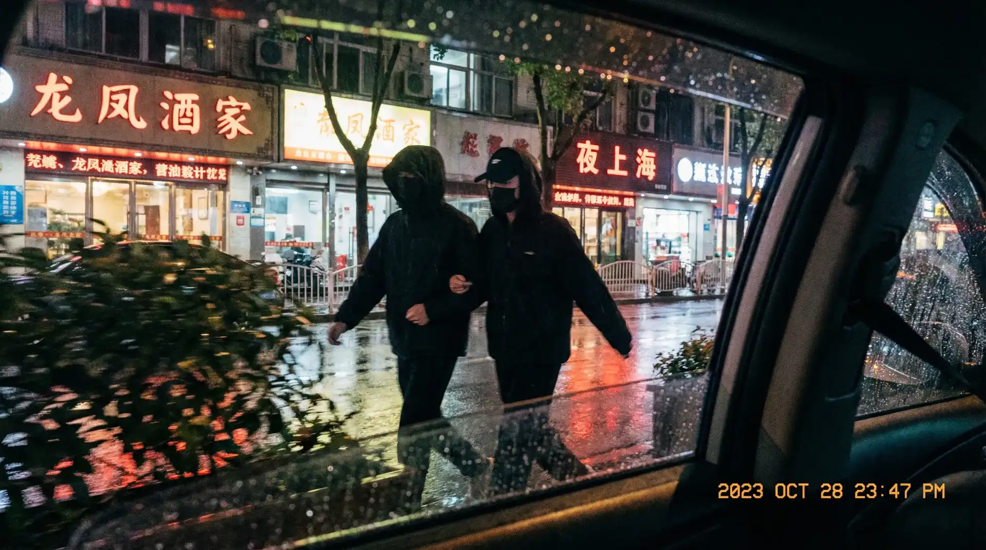 万博平台 - 顶流明星深夜密会现场抓拍照片